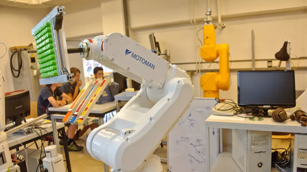  - simbolična fotografija - inovativnost - robotska roka,robotika,industrijski robotROBOTI ZA PROFIT IN ZABAVO - Programiranje sodobnih proizvodnih robotov  - Poletni tabor Inovativnih tehnologij 2013 na Fakulteti za elektrotehniko Univerze v Ljubljani - delavnice namenjene osnovno&scaron;olcem od 7. do 9. razreda in srednje&scaron;olcem od 1. do 3. letnika.  //FOTO: Tomaž Zajel&scaron;nik