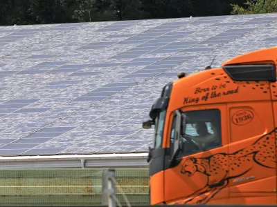 Novej&scaron;i paneli pogosto vključujejo debelej&scaron;e plasti kaljenega stekla. Kljub temu popolna odpornost proti intenzivni toči ni vedno mogoča.

&nbsp;

&nbsp;

&nbsp;
