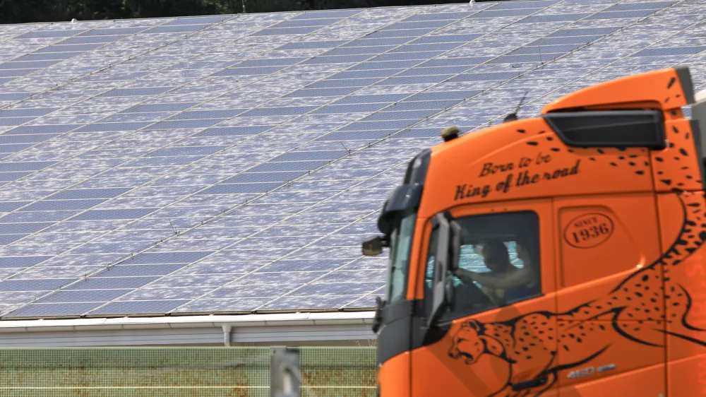 Novej&scaron;i paneli pogosto vključujejo debelej&scaron;e plasti kaljenega stekla. Kljub temu popolna odpornost proti intenzivni toči ni vedno mogoča.

&nbsp;

&nbsp;

&nbsp;