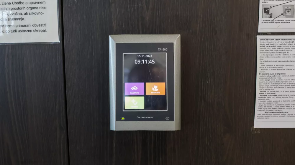 Od januarja do konca junija letos so in&scaron;pektorji ugotovili 392 kr&scaron;itev vodenja evidenc delovnega časa, pri čemer so izdali vsega 18 odločb o prekr&scaron;ku in 22 plačilnih nalogov. Na fotografiji naprava za beleženje prihodov in odhodov z dela.

&nbsp;