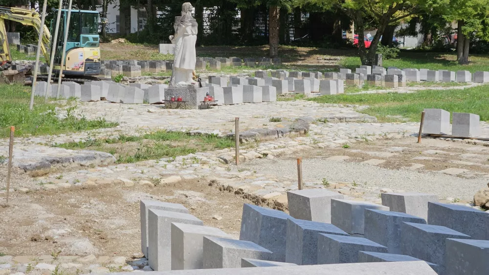 Z obnovo bodo vzpostavili stanje, kakr&scaron;no je bilo na grobi&scaron;ču ob njegovi spominski ureditvi v začetku 50. let prej&scaron;njega stoletja.

&nbsp;

&nbsp;

&nbsp;