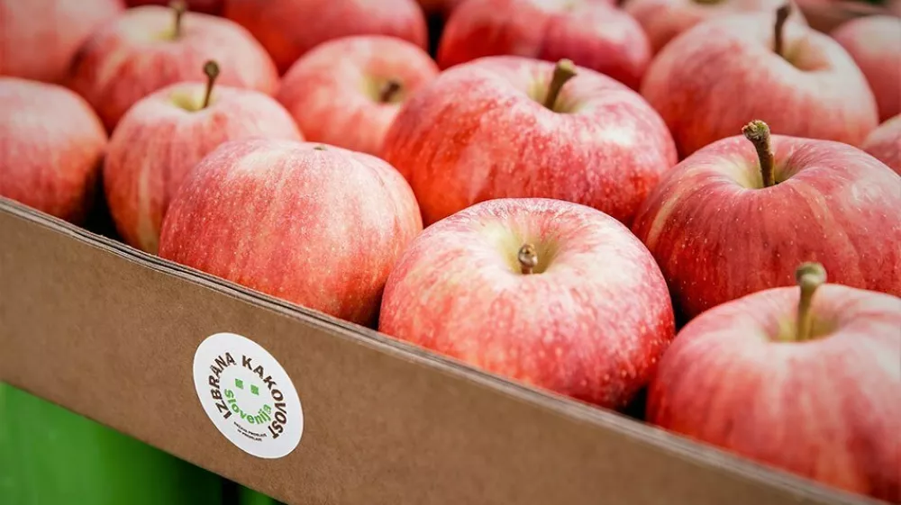 V promocijski shemi Izbrana kakovost &ndash; Slovenija sodelujejo tudi sadjarji. Vpra&scaron;anje pa je, ali sadje, ki nosi to oznako, resnično vedno slovensko&nbsp;