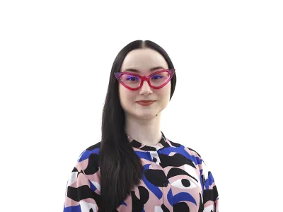 Ur&scaron;ka RusZA ONLINE - Redakcija Dnevnik 2024 - portreti za komentarje in kolumne - kolumnisti - komentatorji &ndash; novinarji - portret //FOTO: Luka Cjuha