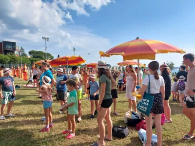 Udeleženci počitni&scaron;kega programa Počitnice Biserov na portoro&scaron;ki plaži. F Karitas