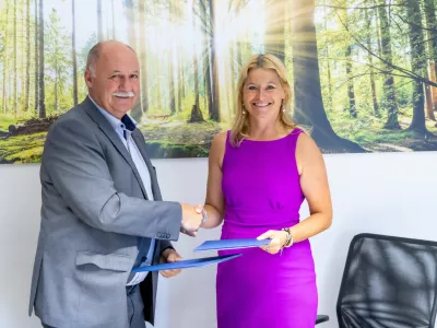 Renata Kosec in Tomo Kres, direktor Trgograda, sta podpisala dobrih 11 milijonov evrov vredno pogodbo.

&nbsp;

&nbsp;

&nbsp;