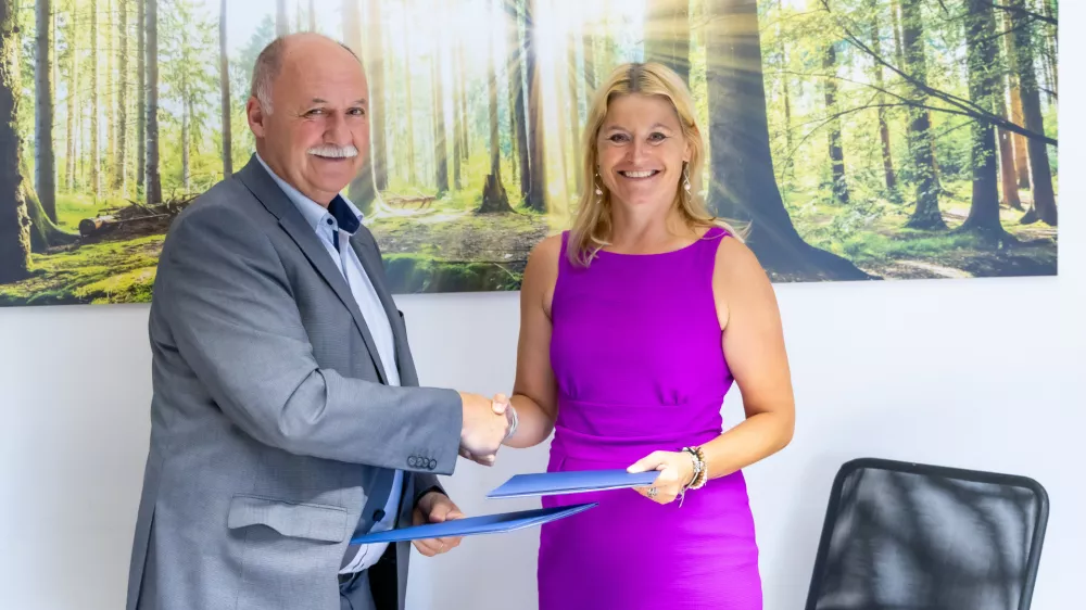 Renata Kosec in Tomo Kres, direktor Trgograda, sta podpisala dobrih 11 milijonov evrov vredno pogodbo.

&nbsp;

&nbsp;

&nbsp;