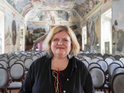 Alenka Černelič Kro&scaron;elj, direktorica Posavskega muzeja Brežice, v vite&scaron;ki dvorani, najlep&scaron;i baročno poslikani dvorani na Slovenskem

&nbsp;

&nbsp;