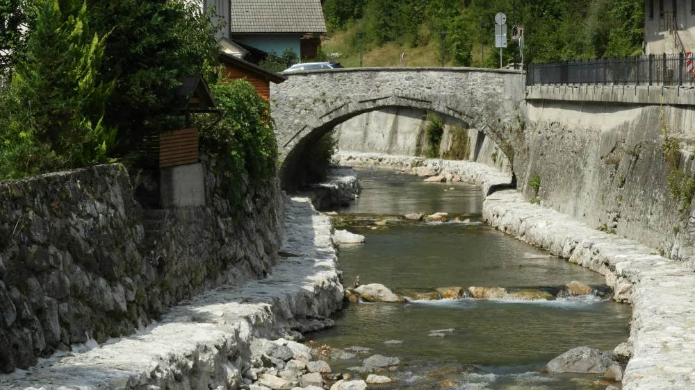 Železniki kamniti most Sel&scaron;ka Sora / Foto: Katja Petrovec