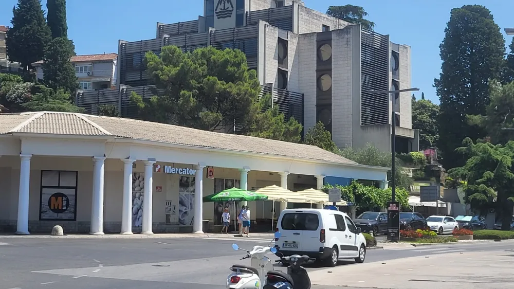 Reprezentativno stavbo Splo&scaron;ne plovbe v Portorožu je kupilo portoro&scaron;ko podjetje P&amp;P.

&nbsp;

&nbsp;

&nbsp;