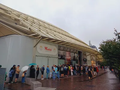 Tak&scaron;na vrsta navdu&scaron;encev nad olimpijskimi igrami se je tudi v dežju vila pred pari&scaron;kimi prodajalnami z uradnimi olimpijskimi spominki in oblačili.

&nbsp;

&nbsp;