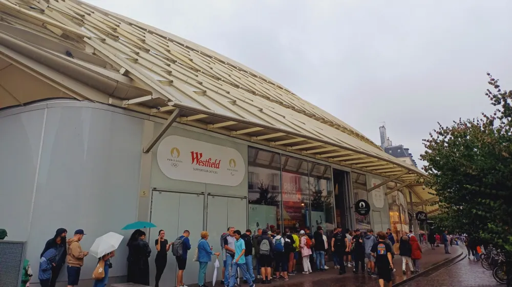 Tak&scaron;na vrsta navdu&scaron;encev nad olimpijskimi igrami se je tudi v dežju vila pred pari&scaron;kimi prodajalnami z uradnimi olimpijskimi spominki in oblačili.

&nbsp;

&nbsp;