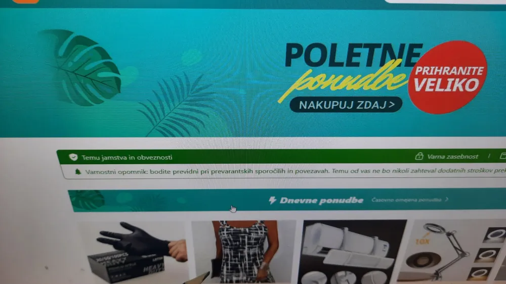 Nem&scaron;ka potro&scaron;ni&scaron;ka organizacija je spletno tržnico Temu obtožila, da potro&scaron;nike zavaja z navidezno arbitrarnimi popusti, vpra&scaron;ljivimi ocenami izdelkov in manipulativnim dizajnom.

&nbsp;

&nbsp;