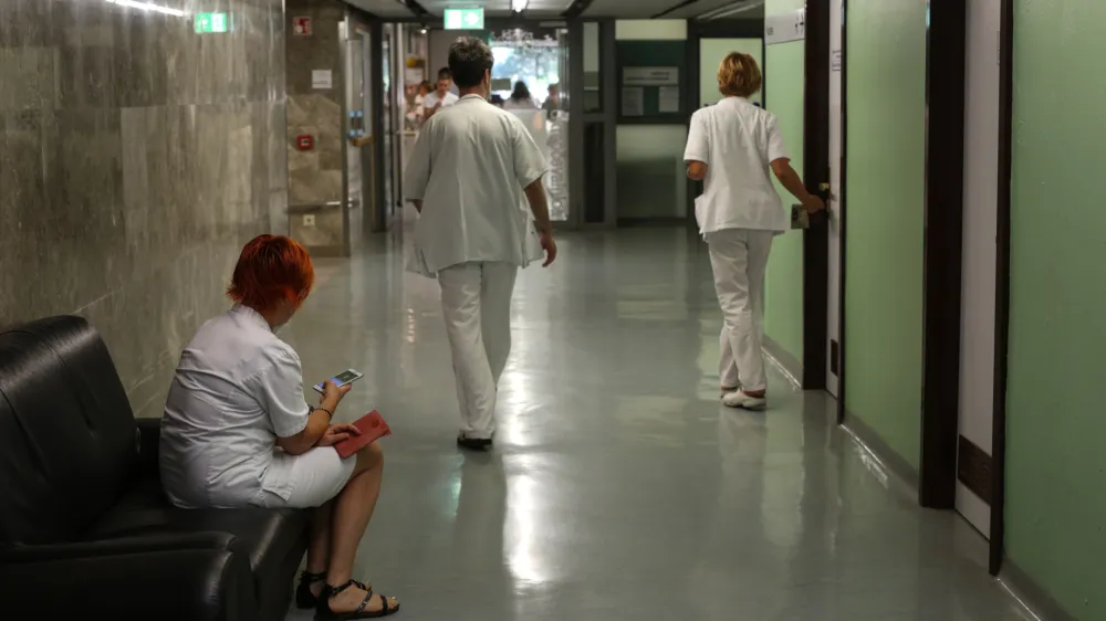 Zdravniki iz tujine so ponekod že znatno omilili kadrovsko krizo, a v zdravstvenih zavodih opozarjajo tudi na raznolike ovire, ki otežujejo njihovo zaposlovanje. Fotografija je simbolična.

&nbsp;

&nbsp;

&nbsp;