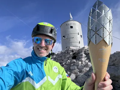 Utrinek z vrha Triglava, kamor je &scaron;tirikratni olimpijec Jani Klemenčič ponesel olimpijsko plamenico.