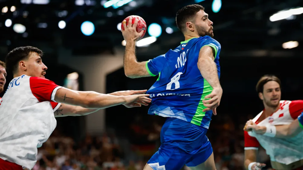 Blaž Janc (z žogo) je dosegel osem golovob le enem zgre&scaron;enem strelu in je bil nere&scaron;ljiva uganka za obrambo Hrva&scaron;ke.

&nbsp;

&nbsp;