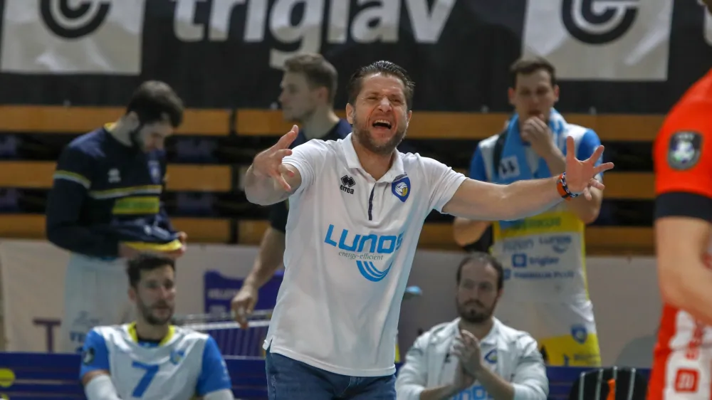 trener OK Merkur Maribor Sebastijan &Scaron;korc- 22.12.2021 &ndash; odbojka &ndash; ACH Volley: OK Merkur Maribor, zaključni turnir slovenskega pokala, mo&scaron;ki: finale  //FOTO: Luka Cjuha.