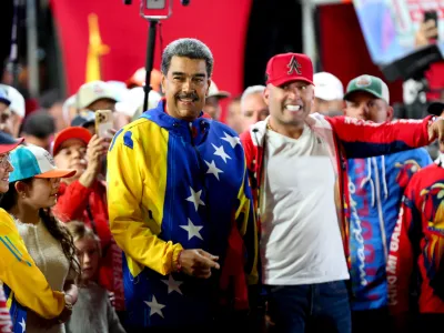 HANDOUT - 29 July 2024, Venezuela, Caracas: Nicolas Maduro (Center L), Venezuela's President, celebrates his re-election. Photo: -/Prensa Miraflores/dpa - ATENCI&Oacute;N: S&oacute;lo para uso editorial y mencionando el cr&eacute;dito completo
