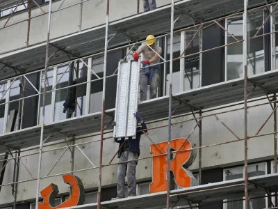 - 30.03.2015 - gradbeni oder - delavci - gradbeni&scaron;tvo - obnova fasade - Časopisno založni&scaron;ko podjetje mariborski VEČER - predstavni&scaron;tvo v LJ - Kino Komuna, Cankarjeva cesta 1 v Ljubljani//FOTO: Tomaž Skale