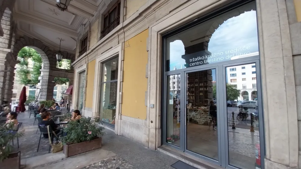 Na Trgu Oberdan zavijte v Trža&scaron;ko knjižno sredi&scaron;če TS360 kjer boste poleg slovenske literature lahko prelistali in prebrali dnevne slovenske časopise