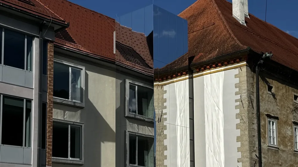 Tak&scaron;en je pogled na novozgrajeno dvigalo ob Stari grofiji, ki ga zaradi zrcal naključni obiskovalci kar težko opazijo. F MOC