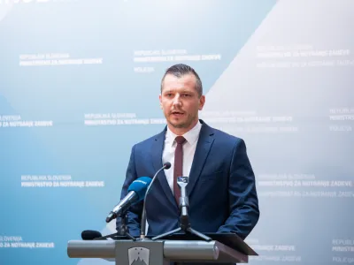 Ljubljana.Izjava za medije generalnega direktorja direktorata za policijo in druge varnostne naloge Darija Levacica o zakljuckih nadzora nad delom policije glede potencialne groznje nasilja v solah.