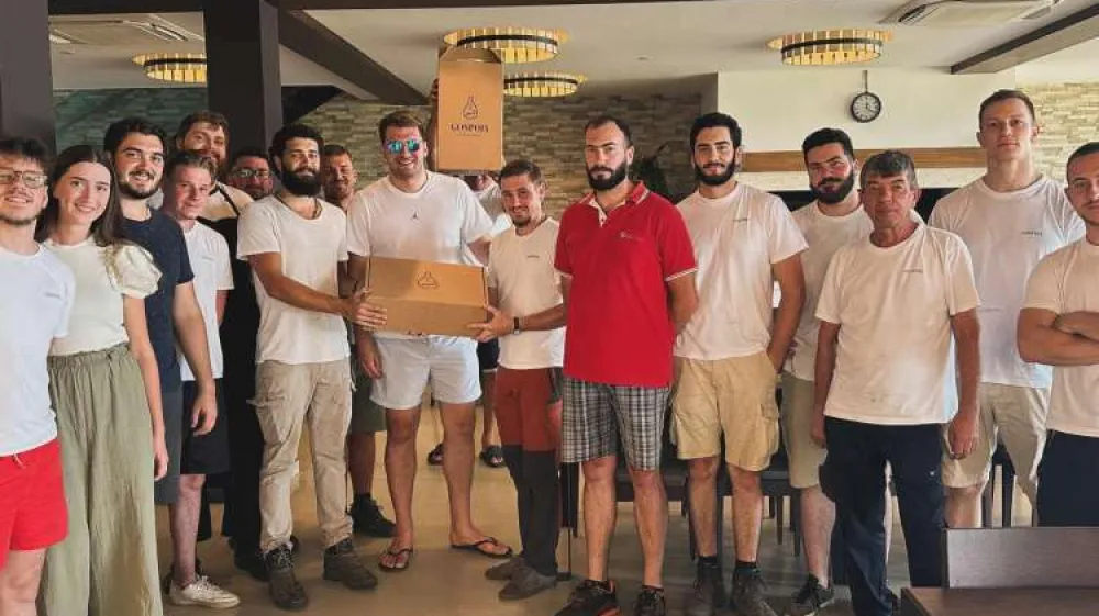 Luka Dončić je na Krku obiskal vinarstvo Gospoja v Vrbniku in odnesel &scaron;katlo dobrega vina. Foto:&nbsp;facebook