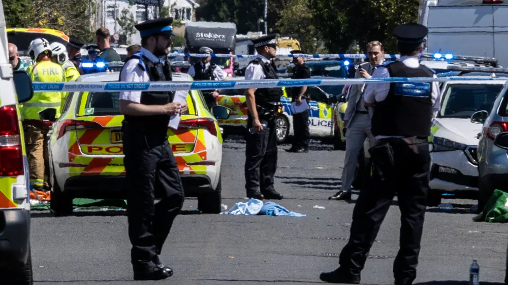 Na kraju krvavega napada, v katerem sta umrla dva otroka, &scaron;e &scaron;est pa je v kritičnem stanju, je bilo polno policije, gasilcev in re&scaron;evalcev. Prizori okrvavljenih deklic so jih močno pretresli. F dpa