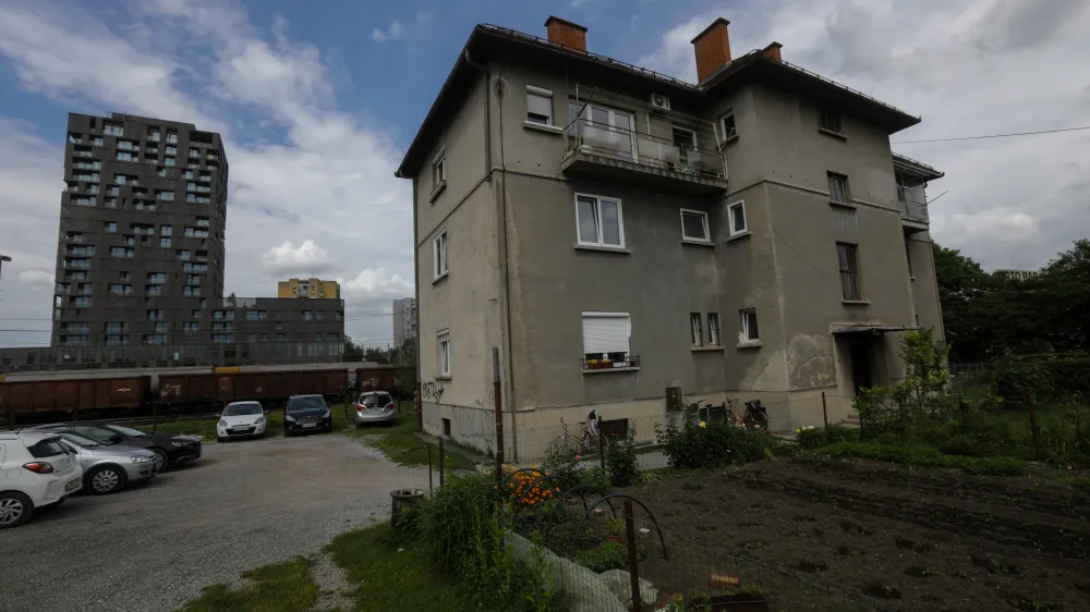 20.5.2024 - &Scaron;martinska cesta - hi&scaron;e predvidene za ru&scaron;enje - preselitev na drugo lokacijo - podvoz pri Orto barFOTO: Luka Cjuha