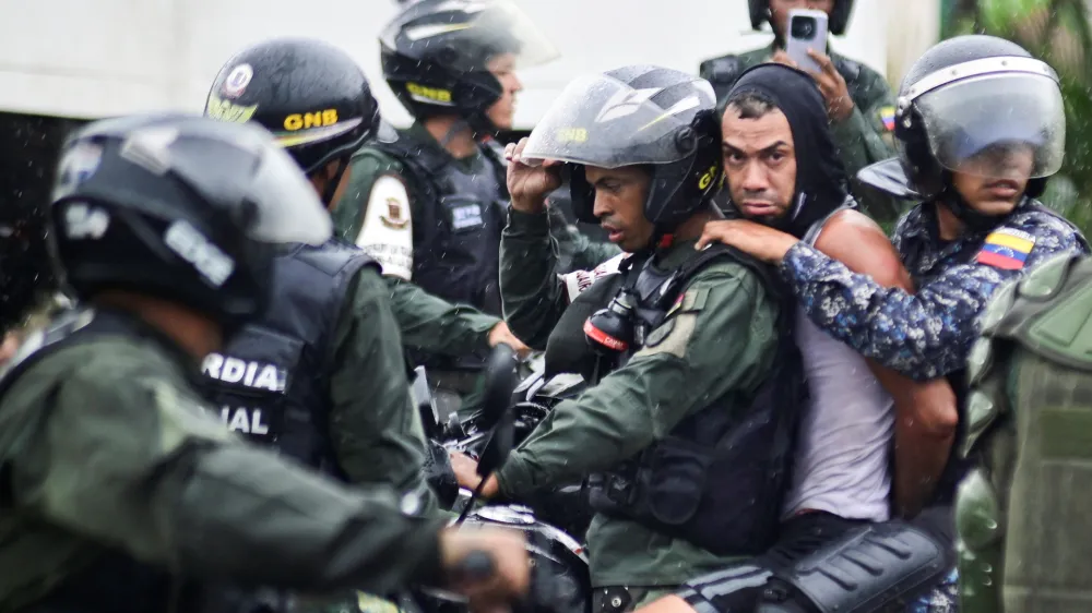 A demonstrator is detained by riot police, following clashes with protesters during a road blockade against the election results after both President Nicolas Maduro and his opposition rival Edmundo Gonzalez claimed victory in Sunday's presidential election, in Caracas, Venezuela July 29, 2024 REUTERS/Maxwell Briceno