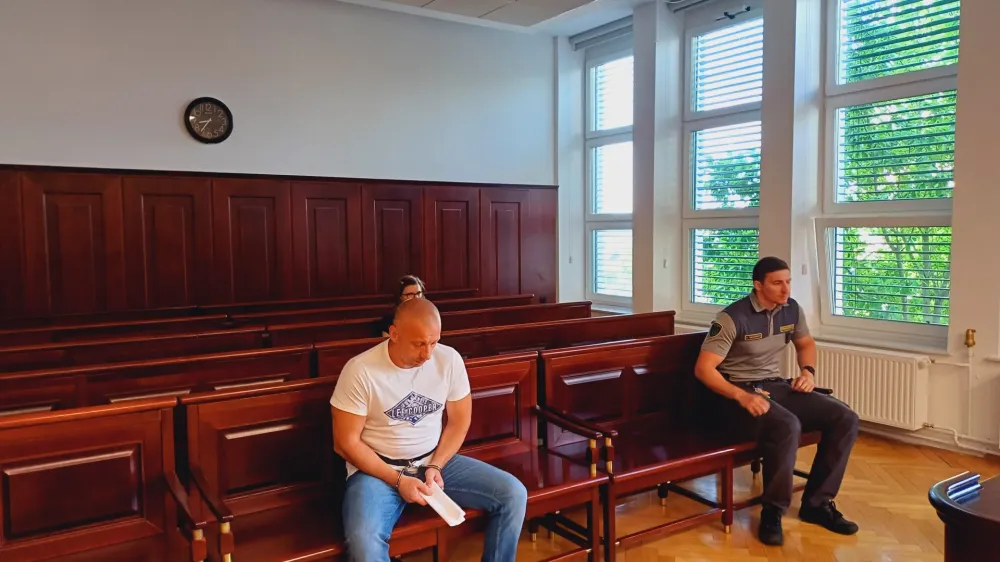 Pred sodnico Nino Prosen se je včeraj zagovarjal 42-letni Jeseničan Emir Bajrektarevič, ki mu zaradi poskusa obuja grozi do petnajst let zaporne kazni.&nbsp;

&nbsp;