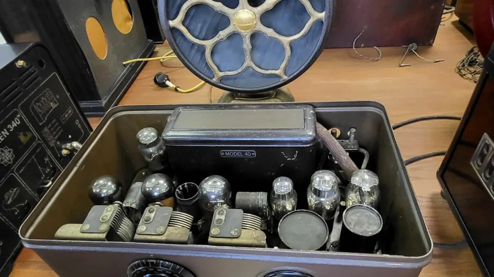 Pod pokrovom ameri&scaron;kega radia atwater kent iz leta 1928 s slikovitim zvočnikom. Foto:&nbsp;Katja Gle&scaron;čič