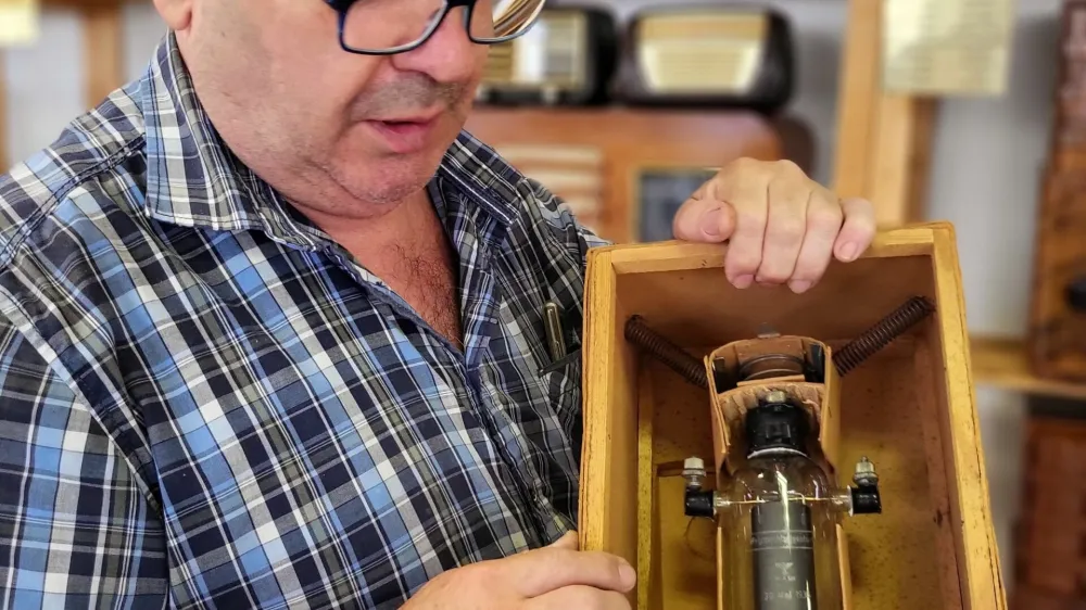 Dragocena elektronska cev za radijske aparate.&nbsp;Foto:&nbsp;Katja Gle&scaron;čič