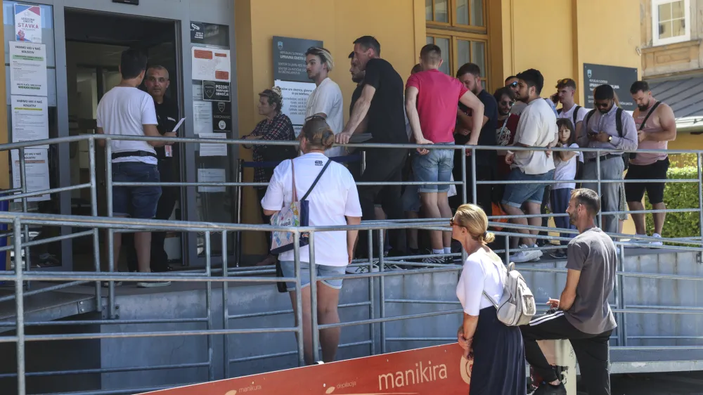 Do delovne uspe&scaron;nosti zaradi povečanega obsega dela bodo upravičeni zaposleni na delovnih mestih referent, vi&scaron;ji referent, svetovalec, vi&scaron;ji svetovalec in tudi zaposleni na primerljivih strokovno-tehničnih delovnih mestih. Foto: Jaka Gasar&nbsp;