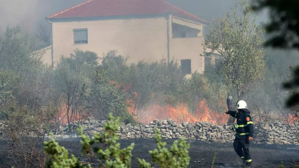 Pri &Scaron;ibeniku in Trogirju spet gori. Foto: FB Vatrogasci - 193