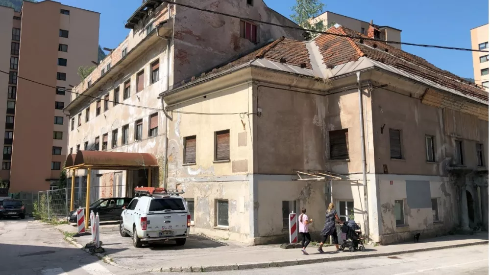 Hotel Po&scaron;ta na Jesenicah že desetletja neslavno propada, zdaj bodo podrli vsaj mansardni del. Foto: Eva Branc