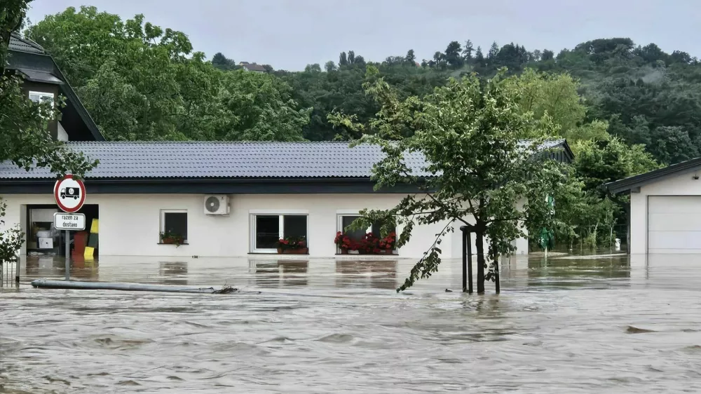 Voda je zalivala hi&scaron;e.