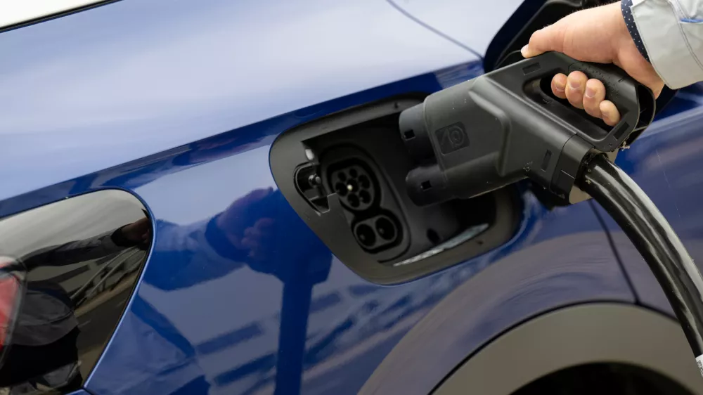 FILED - 14 July 2022, Saxony, Zwickau: A person connects an all-electric ID.4 to a charging station at a Volkswagen plant. Photo: Hendrik Schmidt/dpa