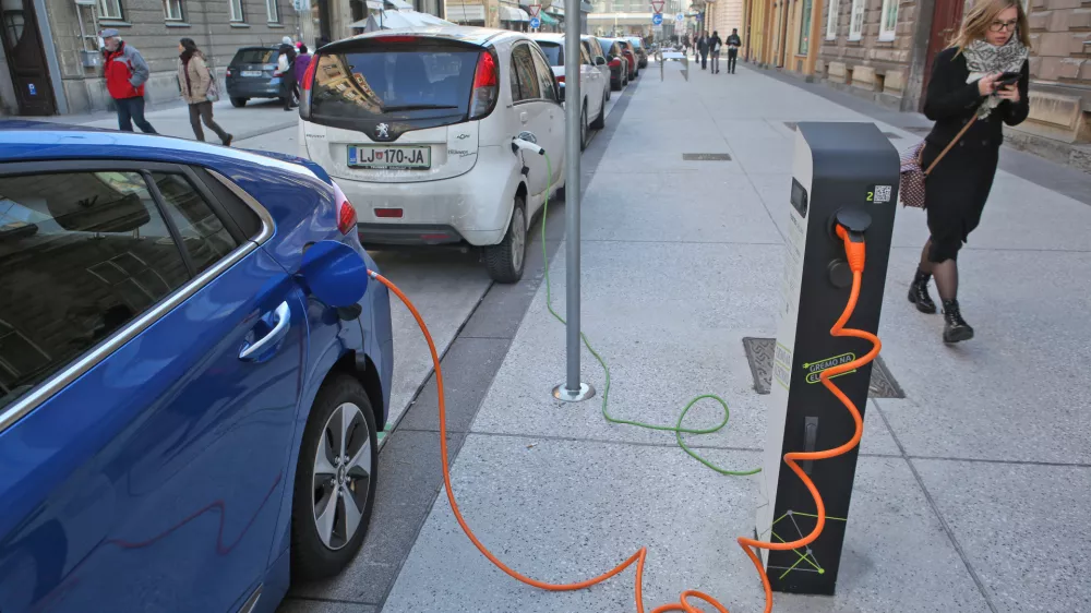 avtomobil na električni pogon, ekologija - elektromobilnost - električni avtomobil - električna mobilnost - ekologija - - 20.12.2017 &ndash; Parkiri&scaron;če Cankarjeva cesta - električna polnilnica za električno vozilo - polnilna postaja - električna mobilnost &ndash; električna vozila //FOTO: Tomaž Skale