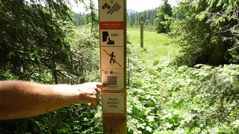 Mimo Velikega Blejskega barja poteka učna pot Mrzli studenec. Tudi to je mirno območje, na kar nas opozarjajo table s piktogrami. PSSST opozarja, da gre za mirno območje, prek QR kode pa je mogoče izvedeti več o tem.