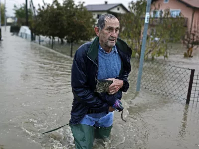 Dogo&scaron;e- Poplave 2012 - reka Drava prestopila bregove zaradi dviga zapornic na avstrijski strani //FOTO: Jaka Gasar