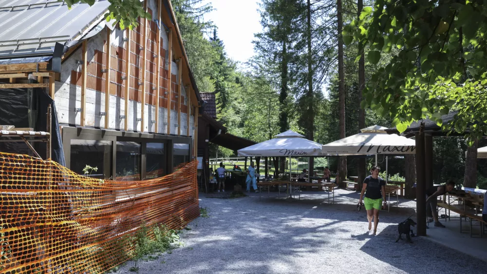 Prostovoljci TD Blagajana si obetajo skoraj&scaron;nje odprtje nove kuhinje, ki bo dodatno popestrila dogajanje v Starem malnu. Foto:&nbsp;Jaka Gasar