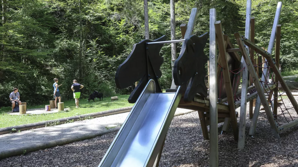 Ob Starem malnu je urejeno otro&scaron;ko igri&scaron;če, kjer se začne tudi doživljajska pot zavoda &Scaron;krateljc. Foto: Jaka Gasar