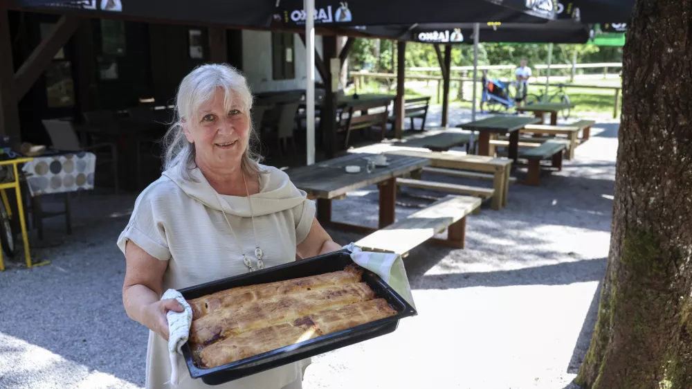 Mirjam Suhadolnik s svojim legendarnim zavitkom, ki ga rada postreže tudi s Cankarjevimi verzi.