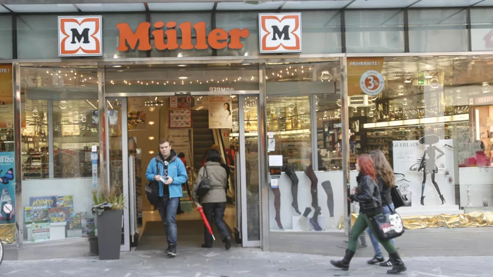 - Drogerija M&uuml;ller - Čopova ulica - kr&scaron;itve varovanja dostojanstva na delovnem mestu - trgovsko podjetje, kjer so zaposlenim pred odhodom domov pregledovali žepe in torbice//FOTO: Tomaž Skale