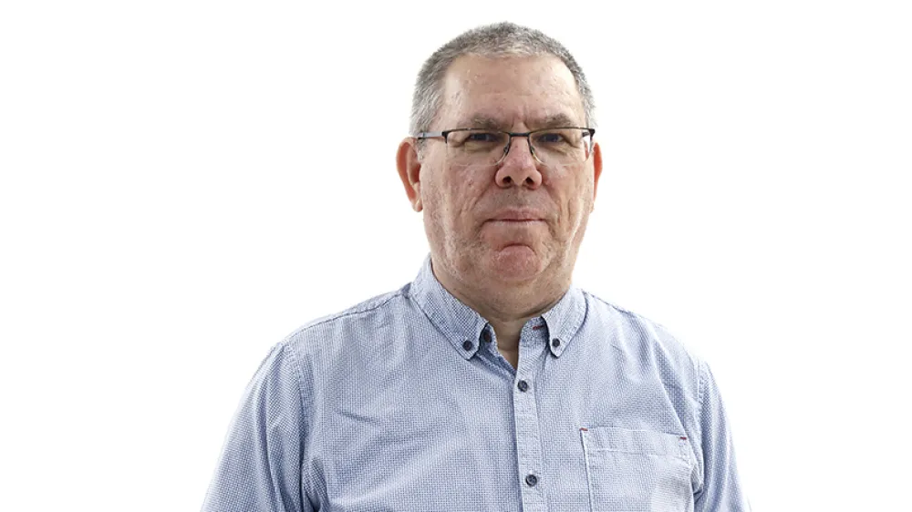 Miha A &Scaron;tamcarZA ONLINE - Redakcija Dnevnik 2024 - portreti za komentarje in kolumne - kolumnisti - komentatorji &ndash; novinarji - portret //FOTO: Luka Cjuha