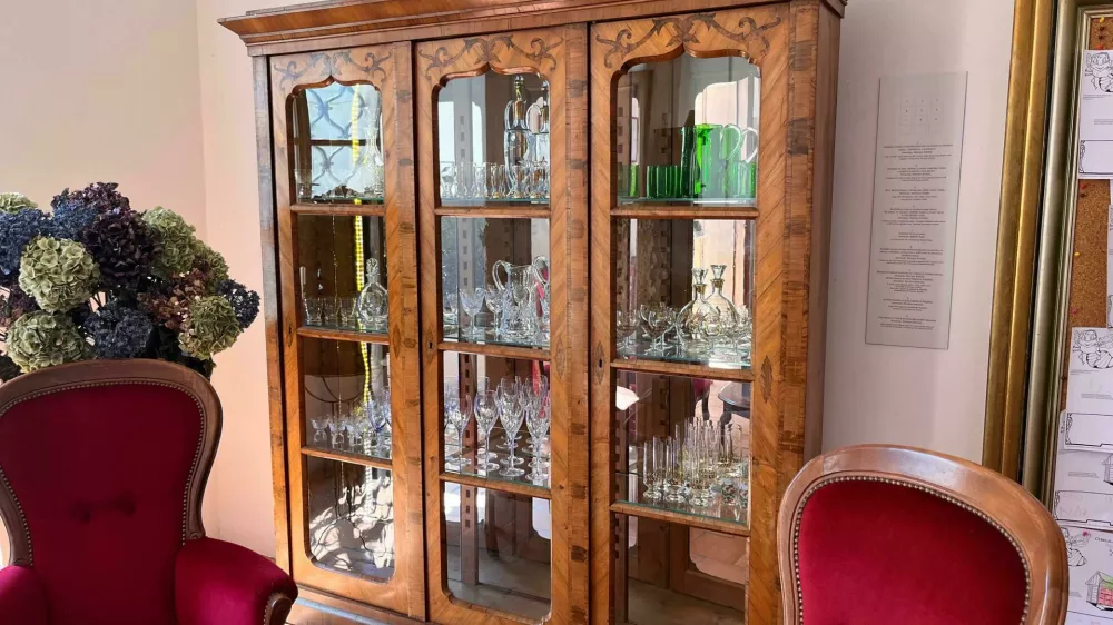 Vitrine so nekoč služile za shranjevanje porcelana in stekla pa tudi za okras dnevnih sob in kuhinj. Na razstavi Muzejski donatorji &ndash; ožilje muzeja so izpostavili nekaj posebnih primerkov donatorjev. Foto: arhiv Posavskega muzeja Brežice