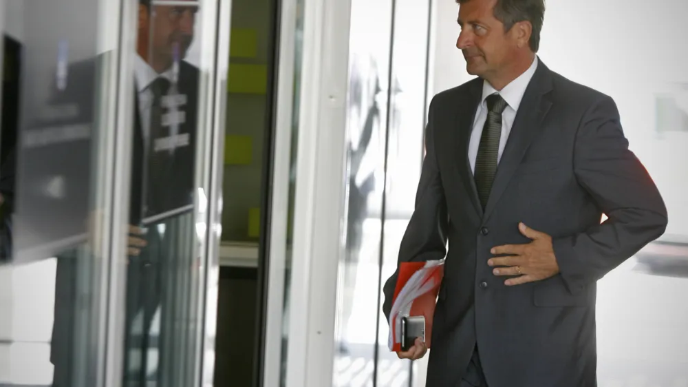 minister za zunanje zadeve Karl Erjavec- Vlada združuje &scaron;tiri organe znotraj kmetijskega ministrstva - na seji je sprejela predlog zakona, s katerim se bodo &scaron;tirje obstoječi organi združili v Upravo za varno hrano, veterinarstvo in varstvo rastlin//FOTO: Bojan Velikonja