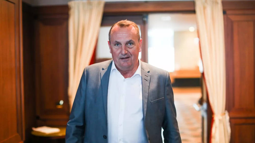 predsednik Odbojkarske zveze Slovenije Metod Ropret - 05.04.2023 &ndash; Odbojkarska zveza Slovenije &ndash; predstavitev novega selektorja slovenske mo&scaron;ke članske reprezentance v odbojki Gheorgheja Cretuja //FOTO: Bojan Velikonja