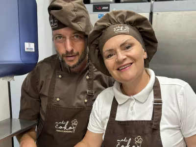 Sa&scaron;o Malič in Iris Padežnik Malič ustvarjata slasten domač sladoled in polivke. / Foto: osebni arhiv
