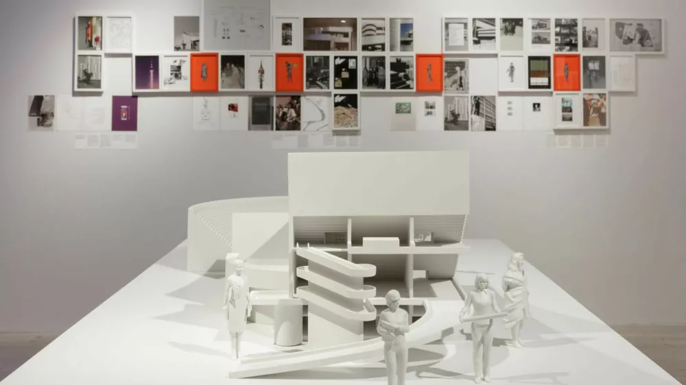 Vizualna umetnica Ala Younis se v svojem delu Načrt za Bagdad z okolico (2015) poglablja v ideolo&scaron;ke povezave ira&scaron;kih stavb in spomenikov, skozi katere raziskuje korenine in razvoj sodobne arabske identitete. Foto: Tim Bowditch, Delfina Foundation in Art Jameel